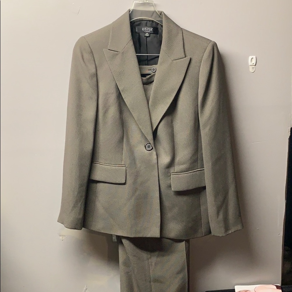 2pc suit by Kasper, size 8petite